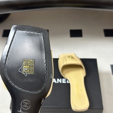 26Fw春夏新款Chanel小香经典双C扣翻盖书包扣一字拖鞋方头平底凉拖鞋鞋身的金色双C旋扣是整双鞋的灵 26Fw春夏新款Chanel小香经典双C扣翻盖书包扣一字拖鞋方头平底凉拖鞋鞋身的金色双C旋扣是整双鞋的灵