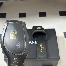 26Fw春夏新款Chanel小香经典双C扣翻盖书包扣一字拖鞋方头平底凉拖鞋鞋身的金色双C旋扣是整双鞋的灵 26Fw春夏新款Chanel小香经典双C扣翻盖书包扣一字拖鞋方头平底凉拖鞋鞋身的金色双C旋扣是整双鞋的灵