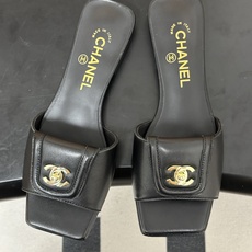 26Fw春夏新款Chanel小香经典双C扣翻盖书包扣一字拖鞋方头平底凉拖鞋鞋身的金色双C旋扣是整双鞋的灵 26Fw春夏新款Chanel小香经典双C扣翻盖书包扣一字拖鞋方头平底凉拖鞋鞋身的金色双C旋扣是整双鞋的灵