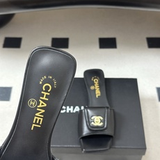 26Fw春夏新款Chanel小香经典双C扣翻盖书包扣一字拖鞋方头平底凉拖鞋鞋身的金色双C旋扣是整双鞋的灵 26Fw春夏新款Chanel小香经典双C扣翻盖书包扣一字拖鞋方头平底凉拖鞋鞋身的金色双C旋扣是整双鞋的灵