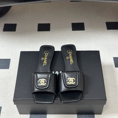 26Fw春夏新款Chanel小香经典双C扣翻盖书包扣一字拖鞋方头平底凉拖鞋鞋身的金色双C旋扣是整双鞋的灵 26Fw春夏新款Chanel小香经典双C扣翻盖书包扣一字拖鞋方头平底凉拖鞋鞋身的金色双C旋扣是整双鞋的灵