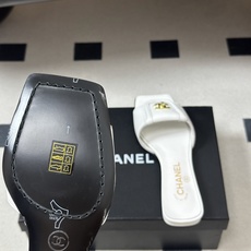 26Fw春夏新款Chanel小香经典双C扣翻盖书包扣一字拖鞋方头平底凉拖鞋鞋身的金色双C旋扣是整双鞋的灵 26Fw春夏新款Chanel小香经典双C扣翻盖书包扣一字拖鞋方头平底凉拖鞋鞋身的金色双C旋扣是整双鞋的灵