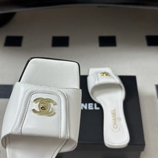 26Fw春夏新款Chanel小香经典双C扣翻盖书包扣一字拖鞋方头平底凉拖鞋鞋身的金色双C旋扣是整双鞋的灵 26Fw春夏新款Chanel小香经典双C扣翻盖书包扣一字拖鞋方头平底凉拖鞋鞋身的金色双C旋扣是整双鞋的灵