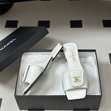 26Fw春夏新款Chanel小香经典双C扣翻盖书包扣一字拖鞋方头平底凉拖鞋鞋身的金色双C旋扣是整双鞋的灵 26Fw春夏新款Chanel小香经典双C扣翻盖书包扣一字拖鞋方头平底凉拖鞋鞋身的金色双C旋扣是整双鞋的灵