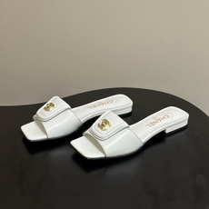 26Fw春夏新款Chanel小香经典双C扣翻盖书包扣一字拖鞋方头平底凉拖鞋鞋身的金色双C旋扣是整双鞋的灵 26Fw春夏新款Chanel小香经典双C扣翻盖书包扣一字拖鞋方头平底凉拖鞋鞋身的金色双C旋扣是整双鞋的灵