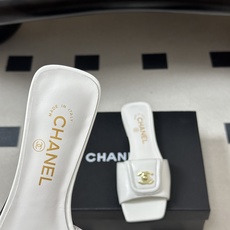26Fw春夏新款Chanel小香经典双C扣翻盖书包扣一字拖鞋方头平底凉拖鞋鞋身的金色双C旋扣是整双鞋的灵 26Fw春夏新款Chanel小香经典双C扣翻盖书包扣一字拖鞋方头平底凉拖鞋鞋身的金色双C旋扣是整双鞋的灵