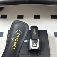 26Fw春夏新款Chanel小香经典双C扣翻盖书包扣一字拖鞋方头平底凉拖鞋鞋身的金色双C旋扣是整双鞋的灵 26Fw春夏新款Chanel小香经典双C扣翻盖书包扣一字拖鞋方头平底凉拖鞋鞋身的金色双C旋扣是整双鞋的灵