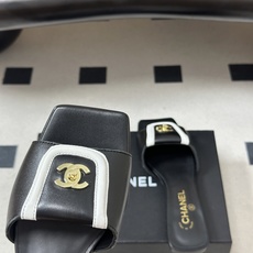 26Fw春夏新款Chanel小香经典双C扣翻盖书包扣一字拖鞋方头平底凉拖鞋鞋身的金色双C旋扣是整双鞋的灵 26Fw春夏新款Chanel小香经典双C扣翻盖书包扣一字拖鞋方头平底凉拖鞋鞋身的金色双C旋扣是整双鞋的灵