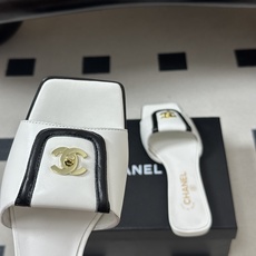 26Fw春夏新款Chanel小香经典双C扣翻盖书包扣一字拖鞋方头平底凉拖鞋鞋身的金色双C旋扣是整双鞋的灵 26Fw春夏新款Chanel小香经典双C扣翻盖书包扣一字拖鞋方头平底凉拖鞋鞋身的金色双C旋扣是整双鞋的灵