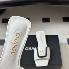 26Fw春夏新款Chanel小香经典双C扣翻盖书包扣一字拖鞋方头平底凉拖鞋鞋身的金色双C旋扣是整双鞋的灵 26Fw春夏新款Chanel小香经典双C扣翻盖书包扣一字拖鞋方头平底凉拖鞋鞋身的金色双C旋扣是整双鞋的灵