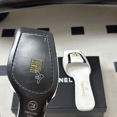 26Fw春夏新款Chanel小香经典双C扣翻盖书包扣一字拖鞋方头平底凉拖鞋鞋身的金色双C旋扣是整双鞋的灵 26Fw春夏新款Chanel小香经典双C扣翻盖书包扣一字拖鞋方头平底凉拖鞋鞋身的金色双C旋扣是整双鞋的灵