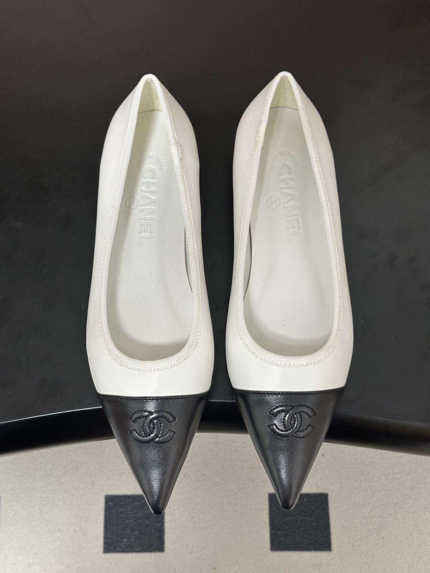2026春夏新款Chanel小香26P尖头芭蕾舞鞋经典双拼色电绣双C平底单鞋这款尖头有吸引到我 很喜欢鞋