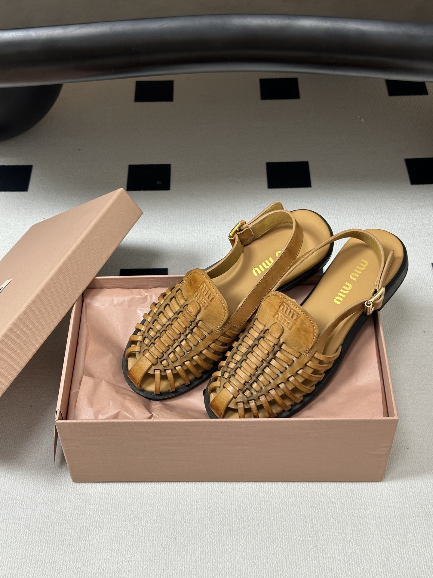 Miu Miu 26Ss春夏新款MIUMIU缪缪 风编织鞋面镂空搭扣后带露跟凉鞋