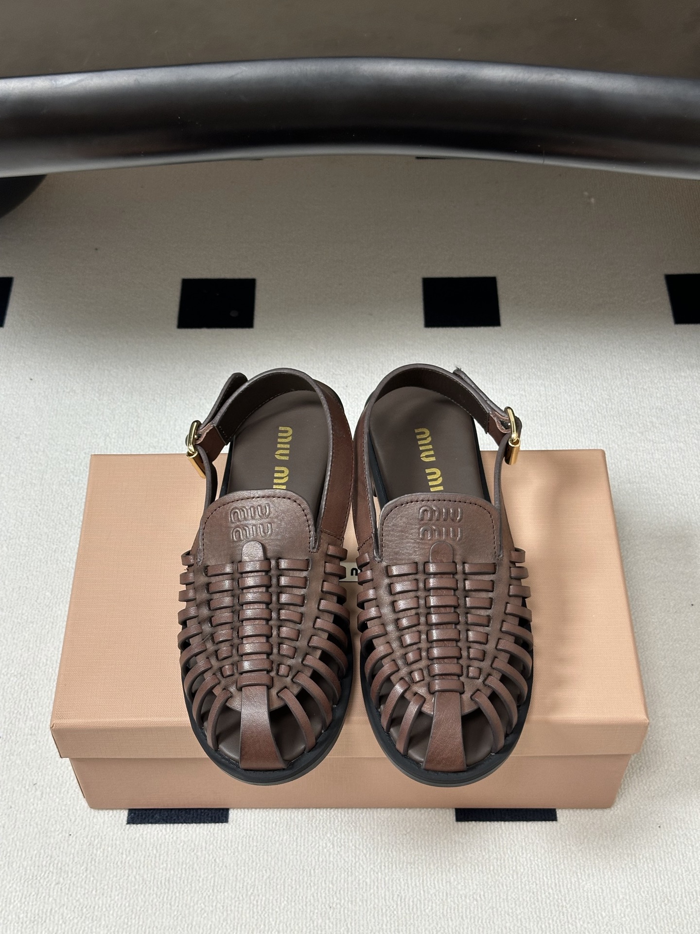 Miu Miu 26Ss春夏新款MIUMIU缪缪 风编织鞋面镂空搭扣后带露跟凉鞋