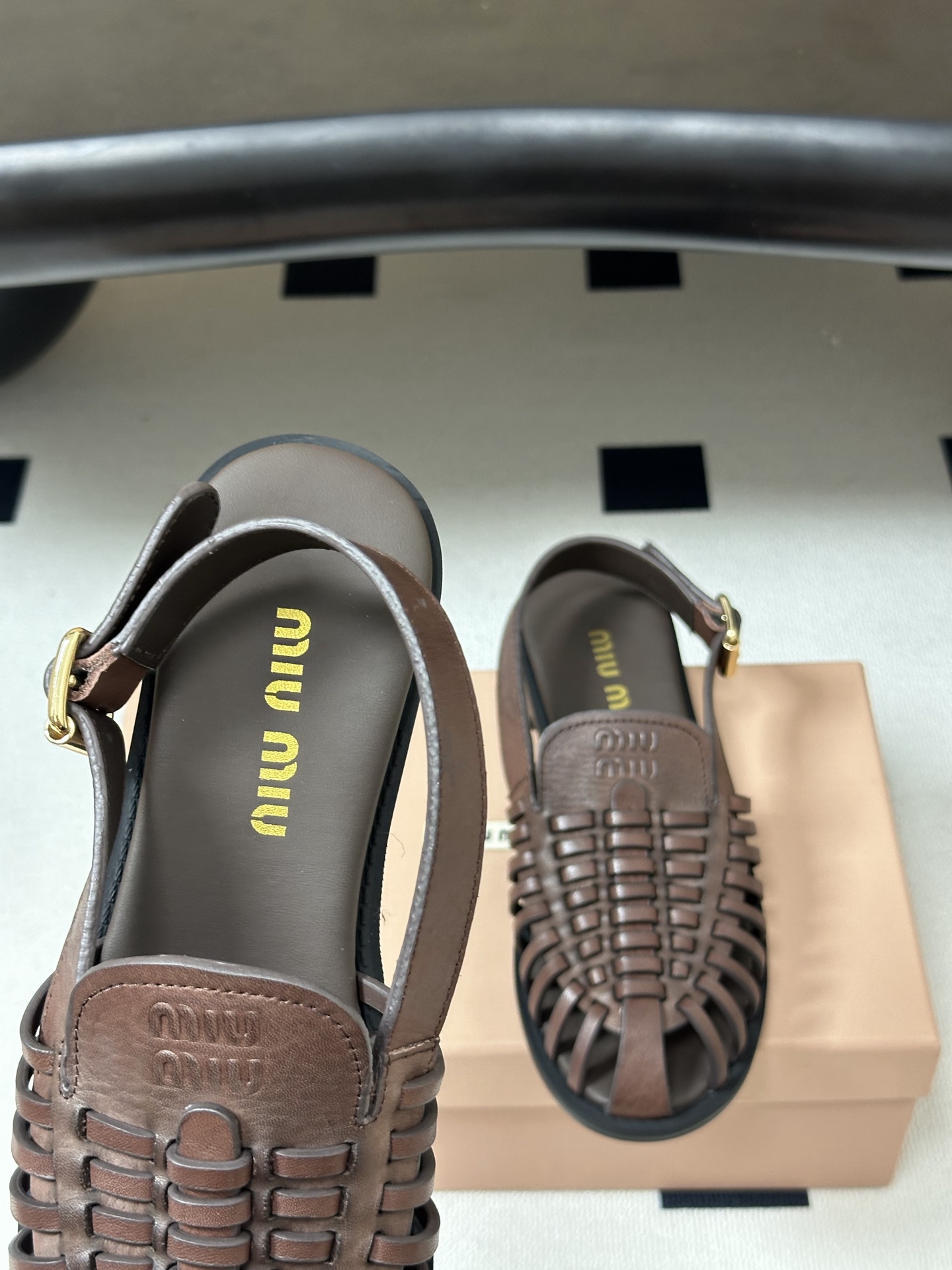 Miu Miu 26Ss春夏新款MIUMIU缪缪 风编织鞋面镂空搭扣后带露跟凉鞋