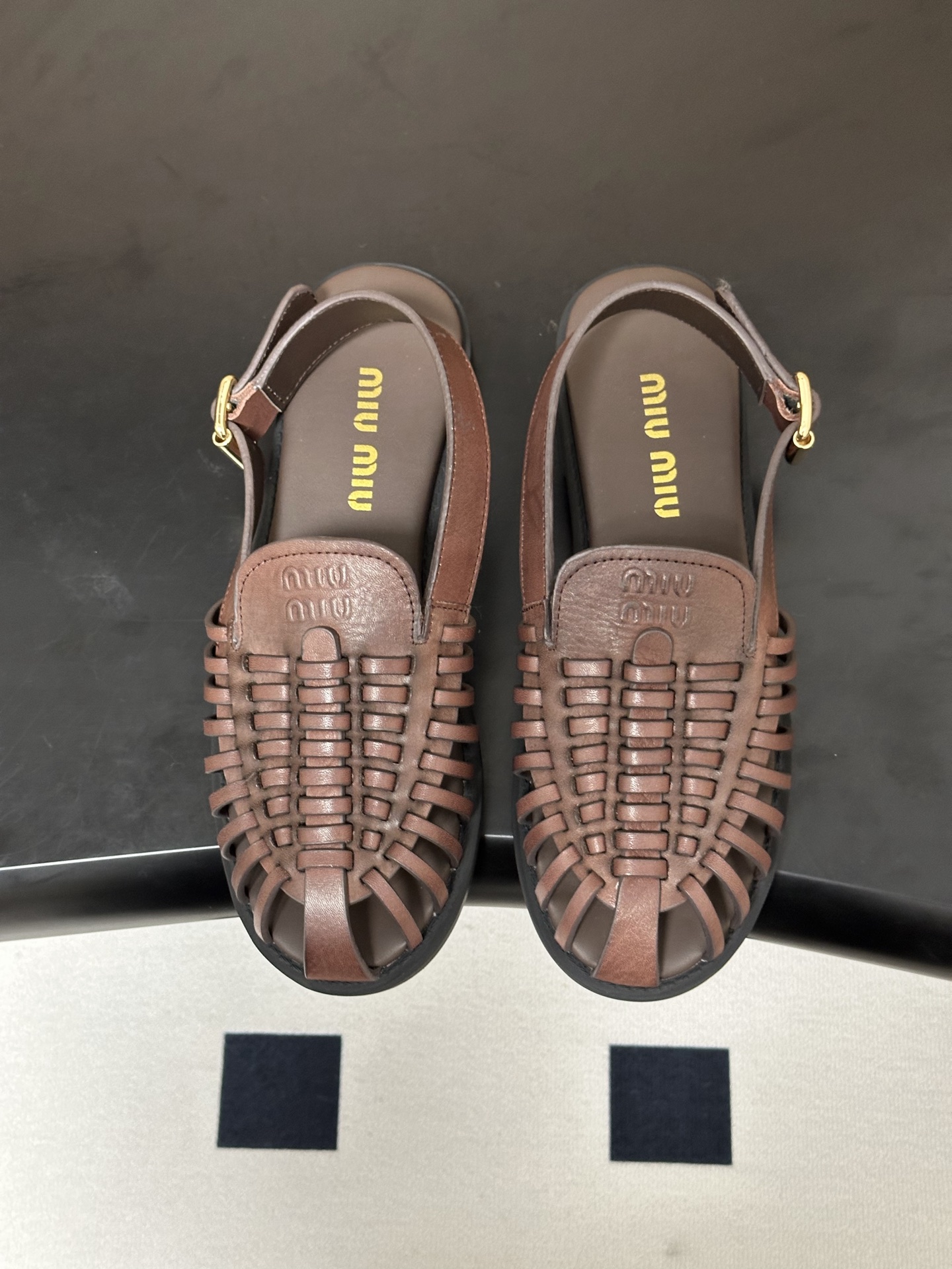 Miu Miu 26Ss春夏新款MIUMIU缪缪 风编织鞋面镂空搭扣后带露跟凉鞋