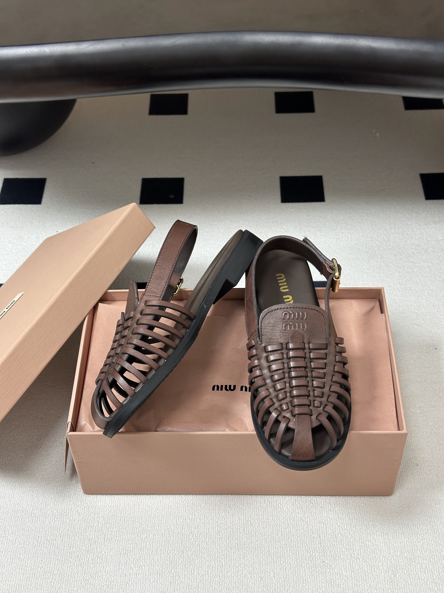 Miu Miu 26Ss春夏新款MIUMIU缪缪 风编织鞋面镂空搭扣后带露跟凉鞋