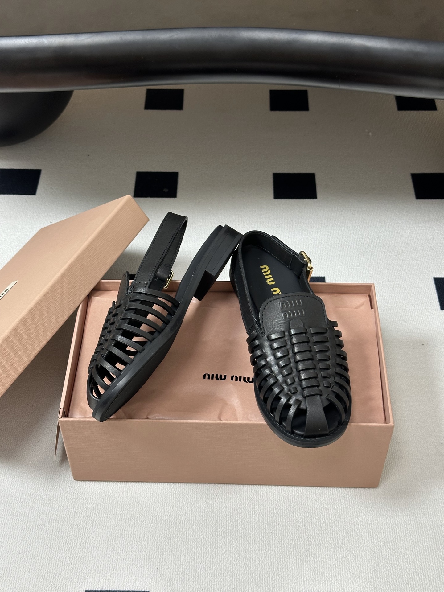 Miu Miu 26Ss春夏新款MIUMIU缪缪 风编织鞋面镂空搭扣后带露跟凉鞋