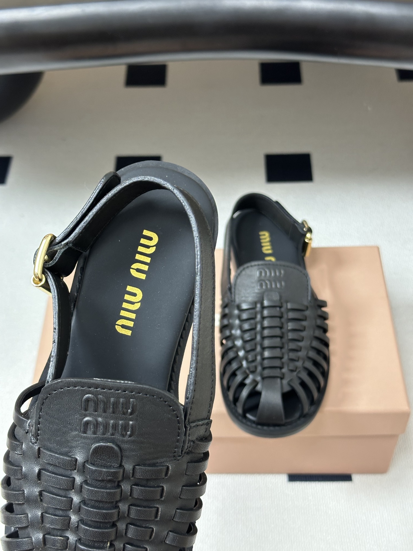 Miu Miu 26Ss春夏新款MIUMIU缪缪 风编织鞋面镂空搭扣后带露跟凉鞋