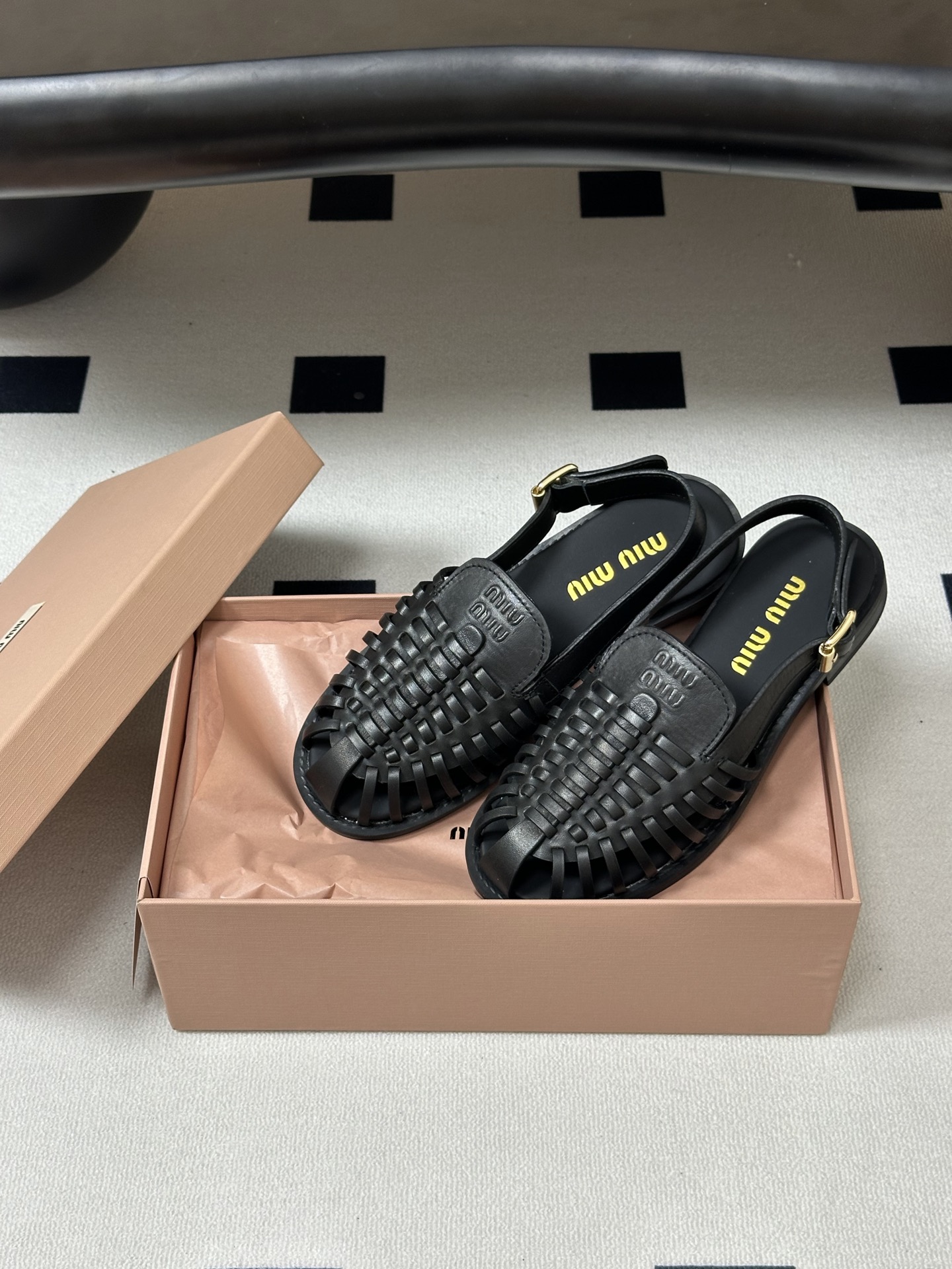 Miu Miu 26Ss春夏新款MIUMIU缪缪 风编织鞋面镂空搭扣后带露跟凉鞋