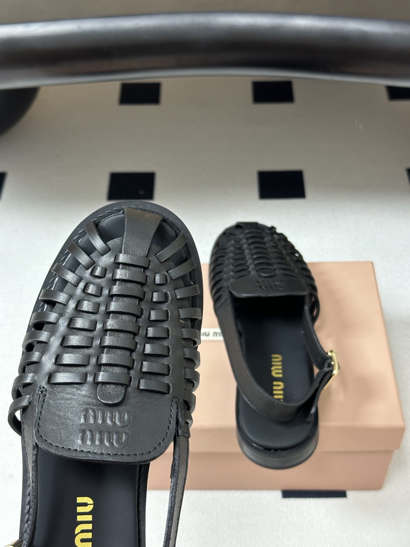 Miu Miu 26Ss春夏新款MIUMIU缪缪 风编织鞋面镂空搭扣后带露跟凉鞋