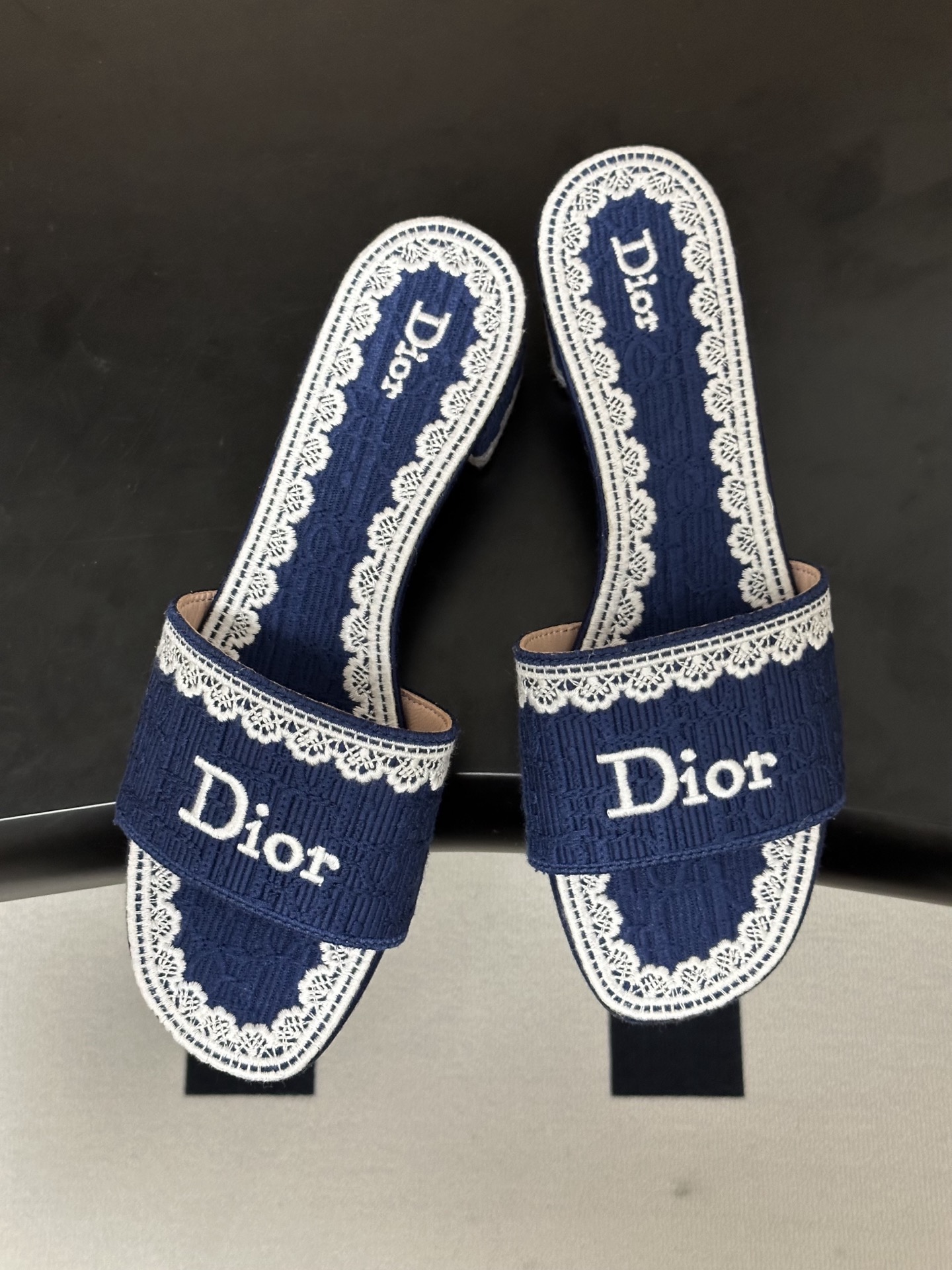 Dior 26ss春夏新款Dior 迪奥 Dentelle带跟凉拖 CD字母蕾丝刺绣粗跟凉拖鞋 棉质刺绣面料 字母立体刺绣拖鞋
