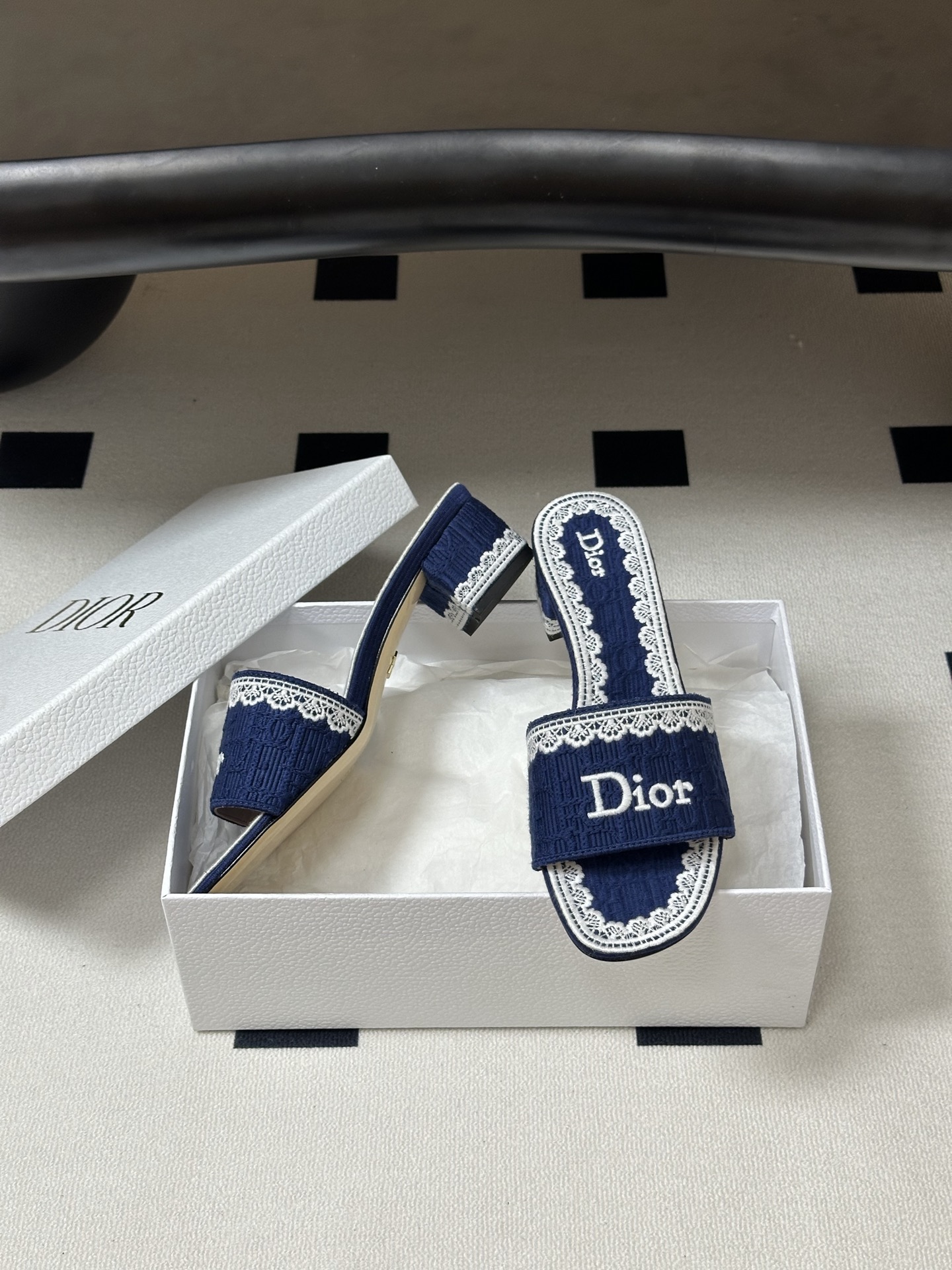 Dior 26ss春夏新款Dior 迪奥 Dentelle带跟凉拖 CD字母蕾丝刺绣粗跟凉拖鞋 棉质刺绣面料 字母立体刺绣拖鞋