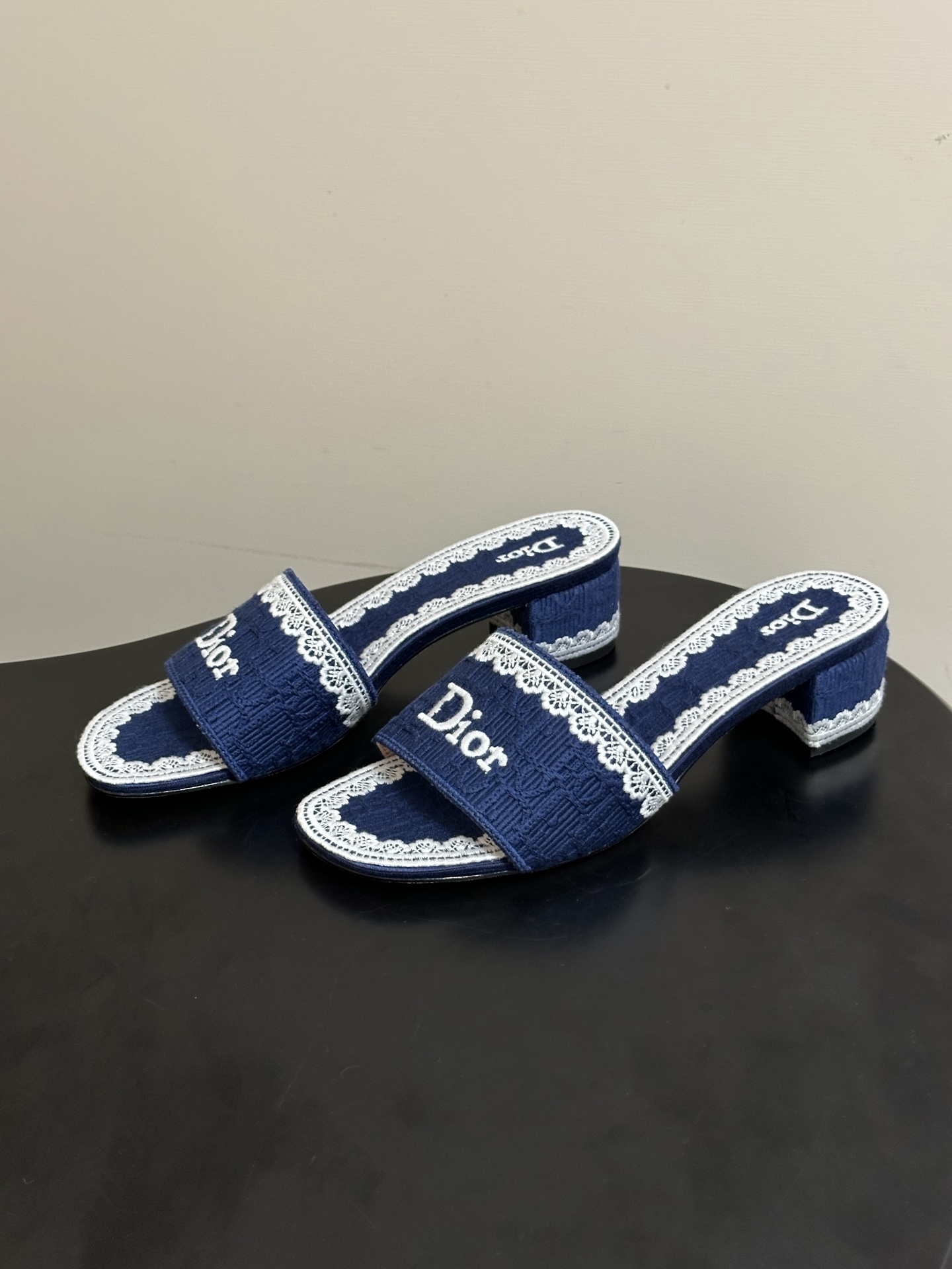 Dior 26ss春夏新款Dior 迪奥 Dentelle带跟凉拖 CD字母蕾丝刺绣粗跟凉拖鞋 棉质刺绣面料 字母立体刺绣拖鞋