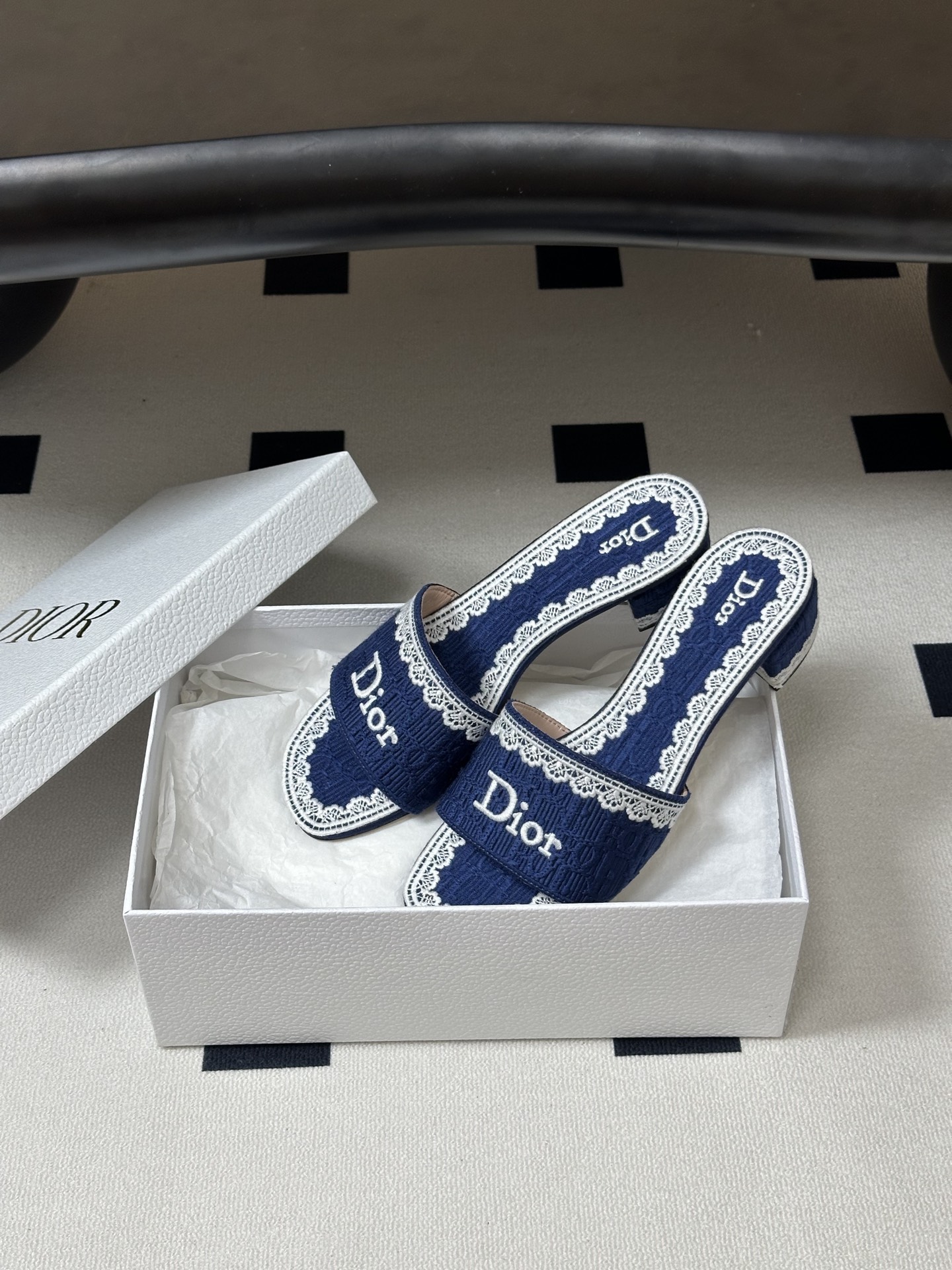 Dior 26ss春夏新款Dior 迪奥 Dentelle带跟凉拖 CD字母蕾丝刺绣粗跟凉拖鞋 棉质刺绣面料 字母立体刺绣拖鞋
