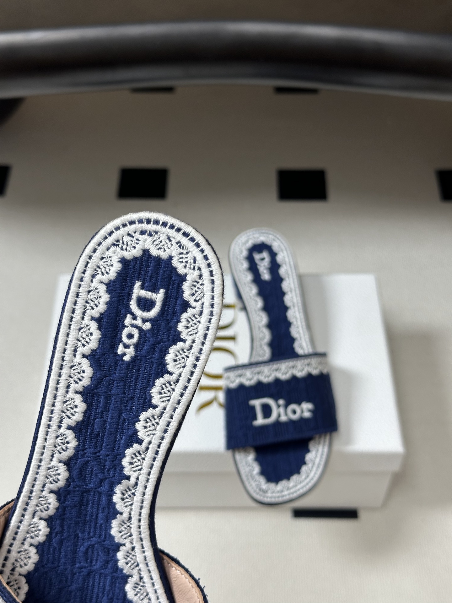 26ss春夏新款Dior 迪奥 Dentelle带跟凉拖 CD字母蕾丝刺绣粗跟凉拖鞋 棉质刺绣面料 经典