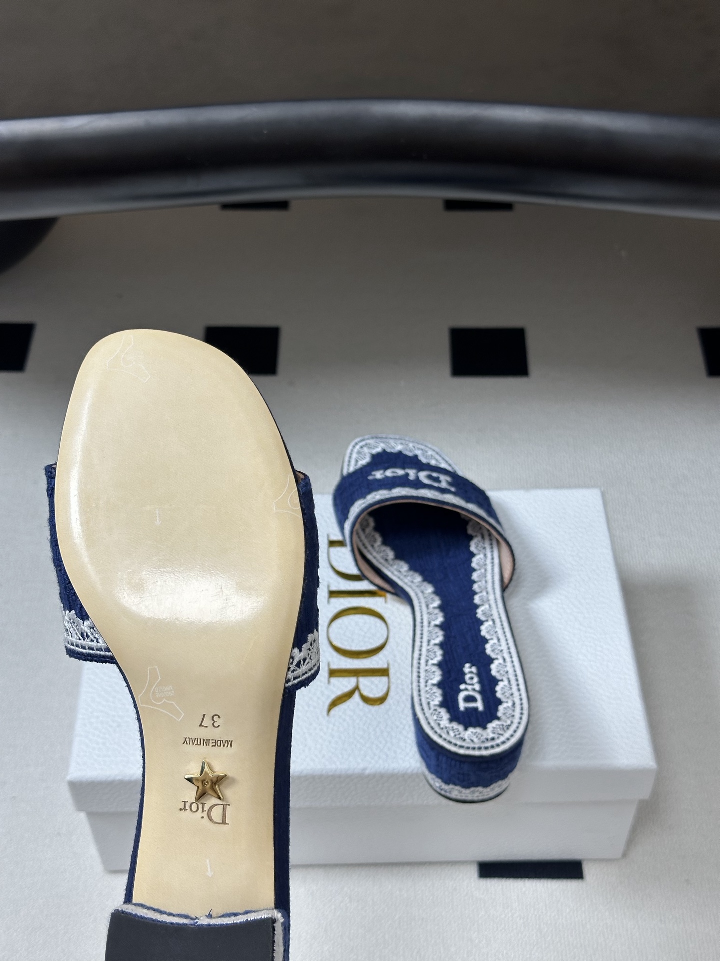 26ss春夏新款Dior 迪奥 Dentelle带跟凉拖 CD字母蕾丝刺绣粗跟凉拖鞋 棉质刺绣面料 经典