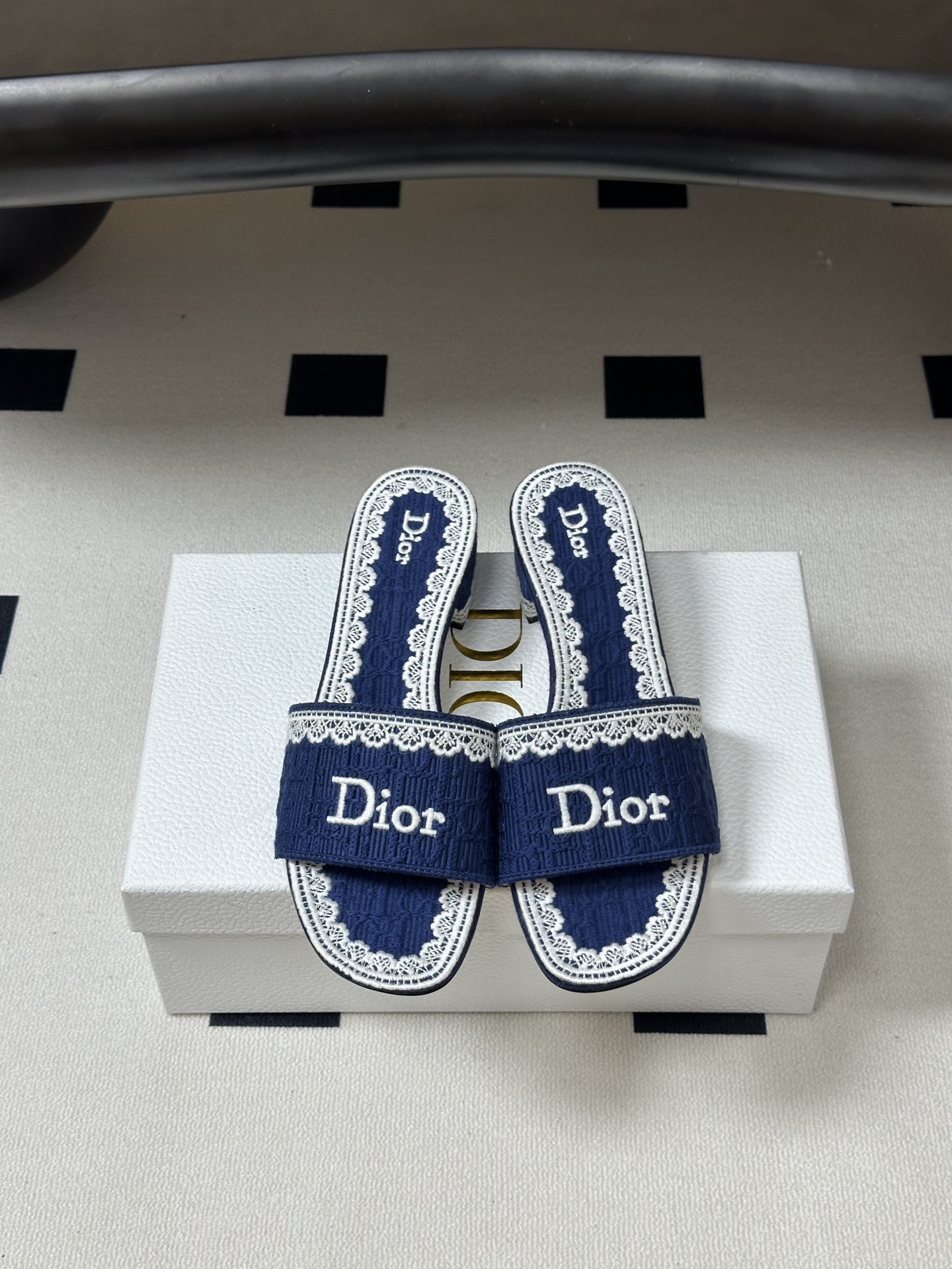 Dior 26ss春夏新款Dior 迪奥 Dentelle带跟凉拖 CD字母蕾丝刺绣粗跟凉拖鞋 棉质刺绣面料 字母立体刺绣拖鞋