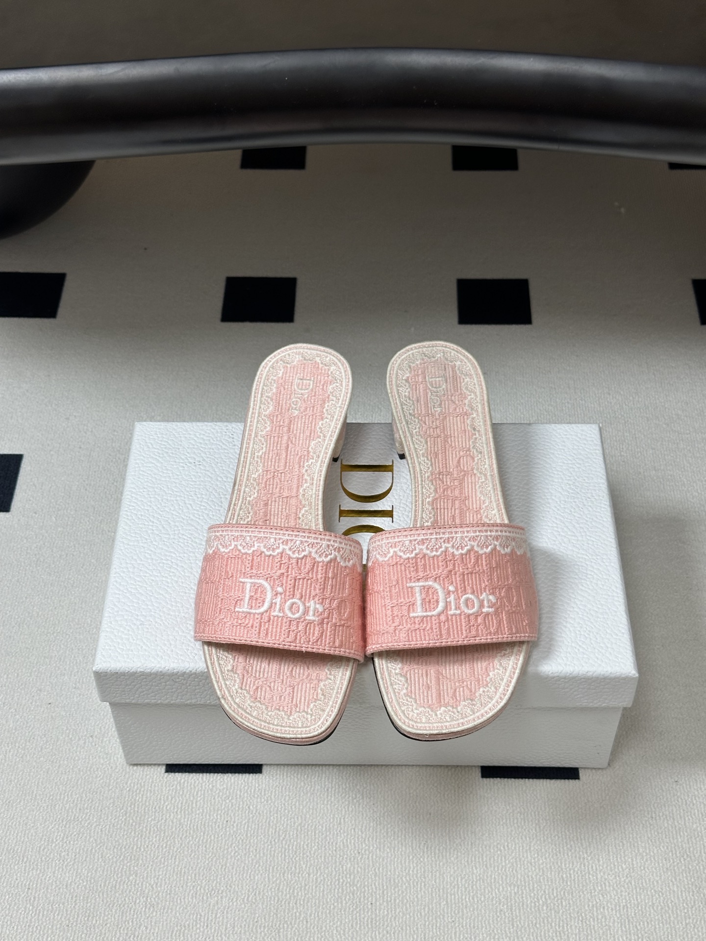 Dior 26ss春夏新款Dior 迪奥 Dentelle带跟凉拖 CD字母蕾丝刺绣粗跟凉拖鞋 棉质刺绣面料 字母立体刺绣拖鞋