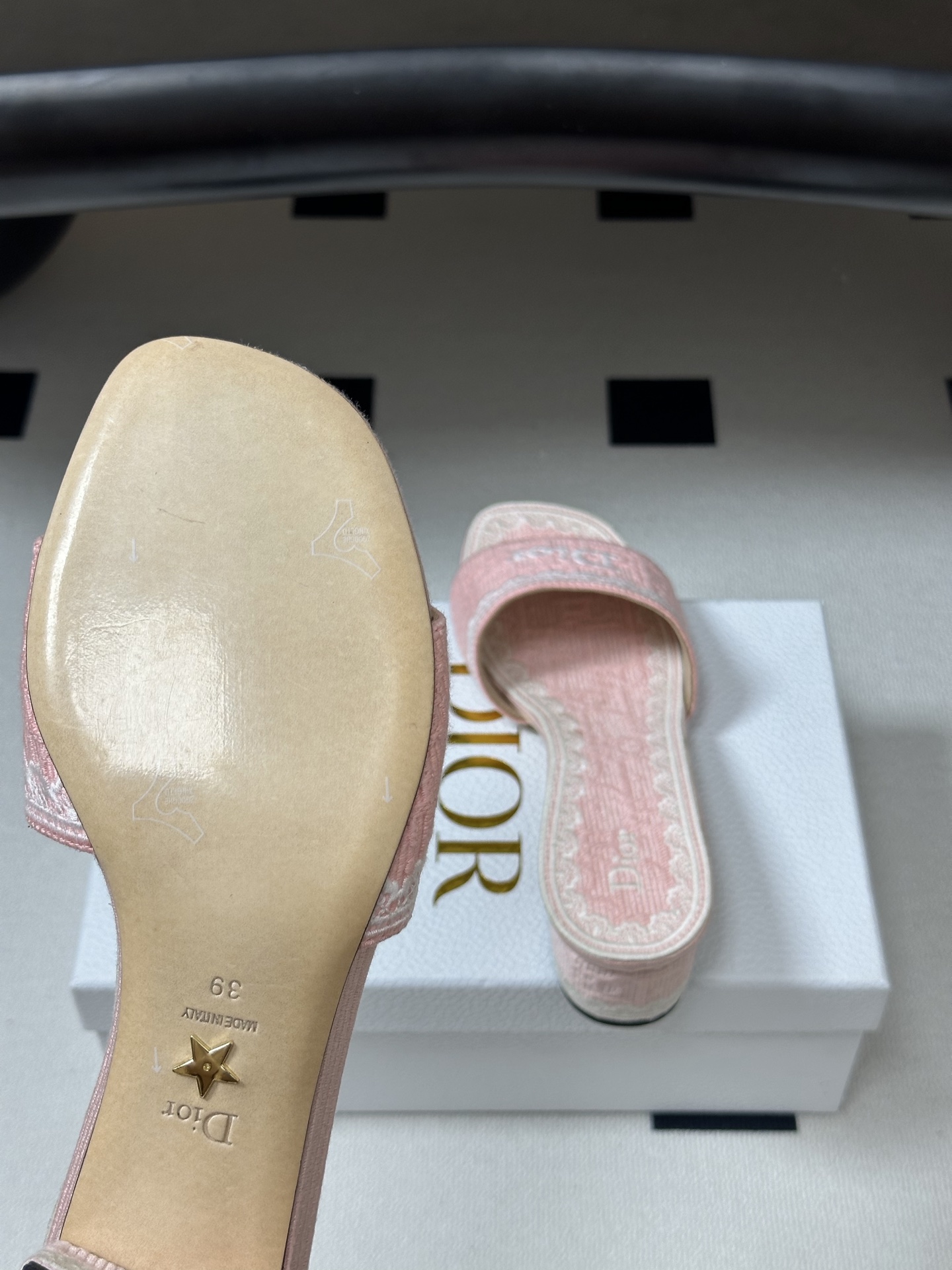 26ss春夏新款Dior 迪奥 Dentelle带跟凉拖 CD字母蕾丝刺绣粗跟凉拖鞋 棉质刺绣面料 经典