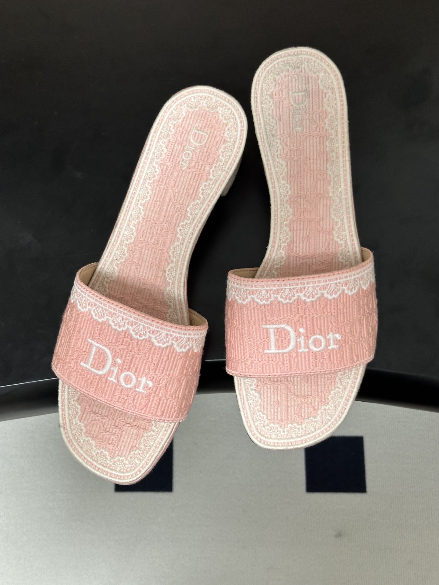 Dior 26ss春夏新款Dior 迪奥 Dentelle带跟凉拖 CD字母蕾丝刺绣粗跟凉拖鞋 棉质刺绣面料 字母立体刺绣拖鞋