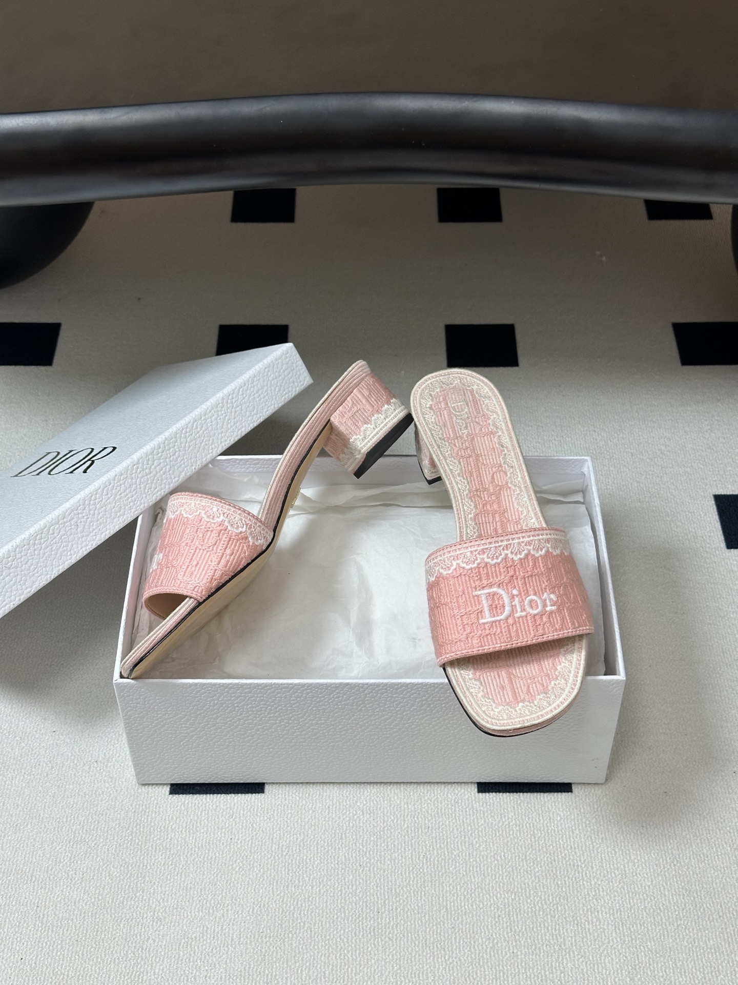 Dior 26ss春夏新款Dior 迪奥 Dentelle带跟凉拖 CD字母蕾丝刺绣粗跟凉拖鞋 棉质刺绣面料 字母立体刺绣拖鞋
