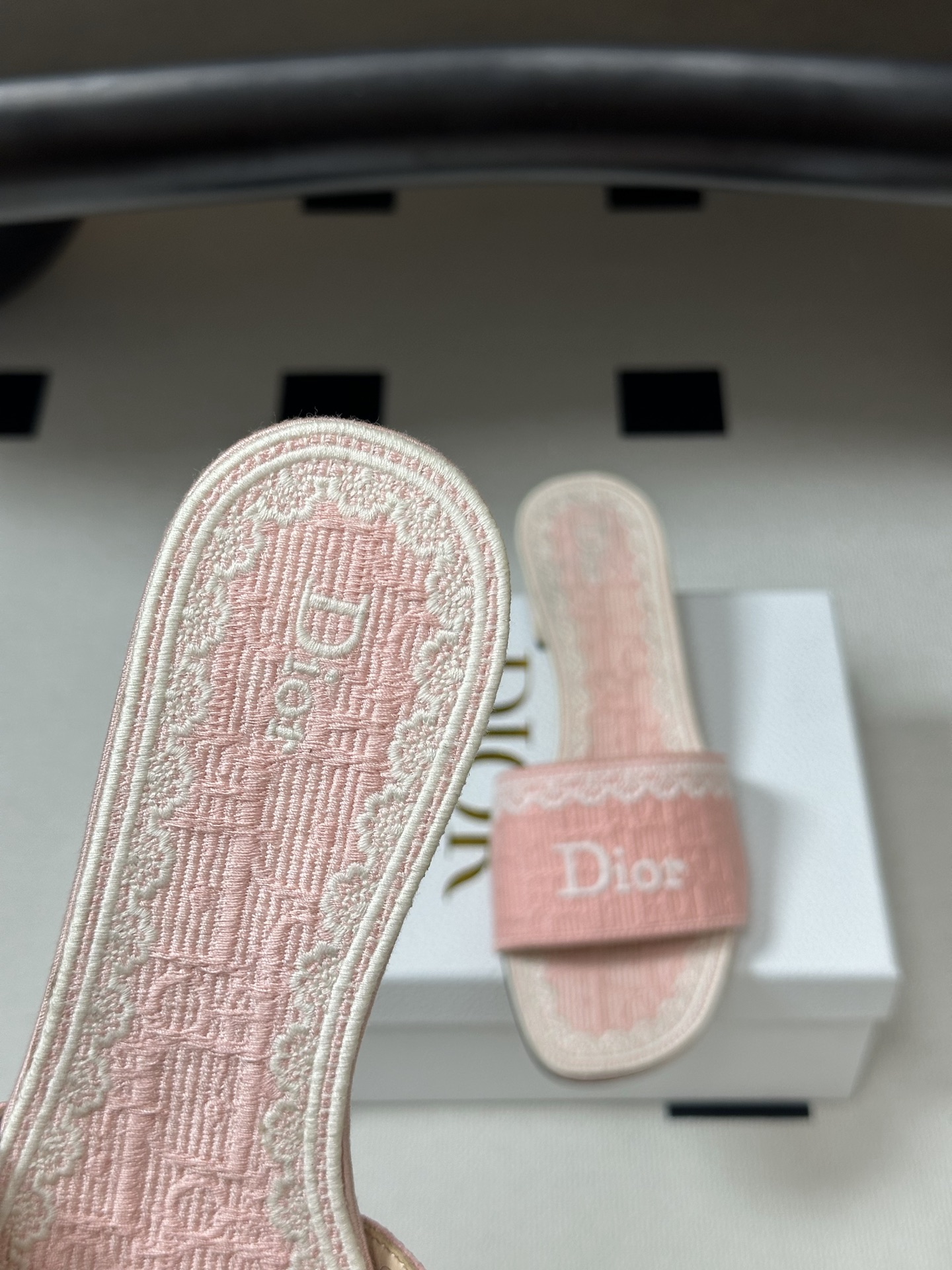 26ss春夏新款Dior 迪奥 Dentelle带跟凉拖 CD字母蕾丝刺绣粗跟凉拖鞋 棉质刺绣面料 经典