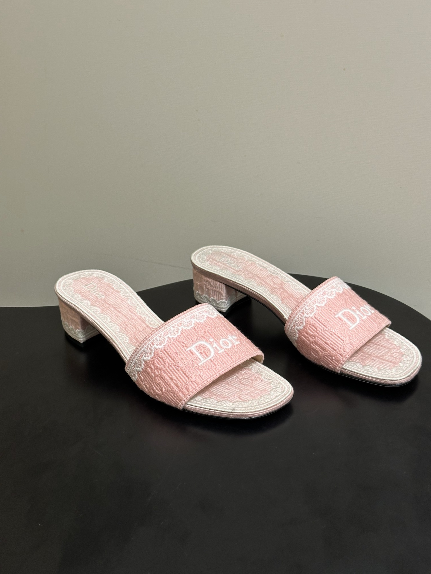 Dior 26ss春夏新款Dior 迪奥 Dentelle带跟凉拖 CD字母蕾丝刺绣粗跟凉拖鞋 棉质刺绣面料 字母立体刺绣拖鞋