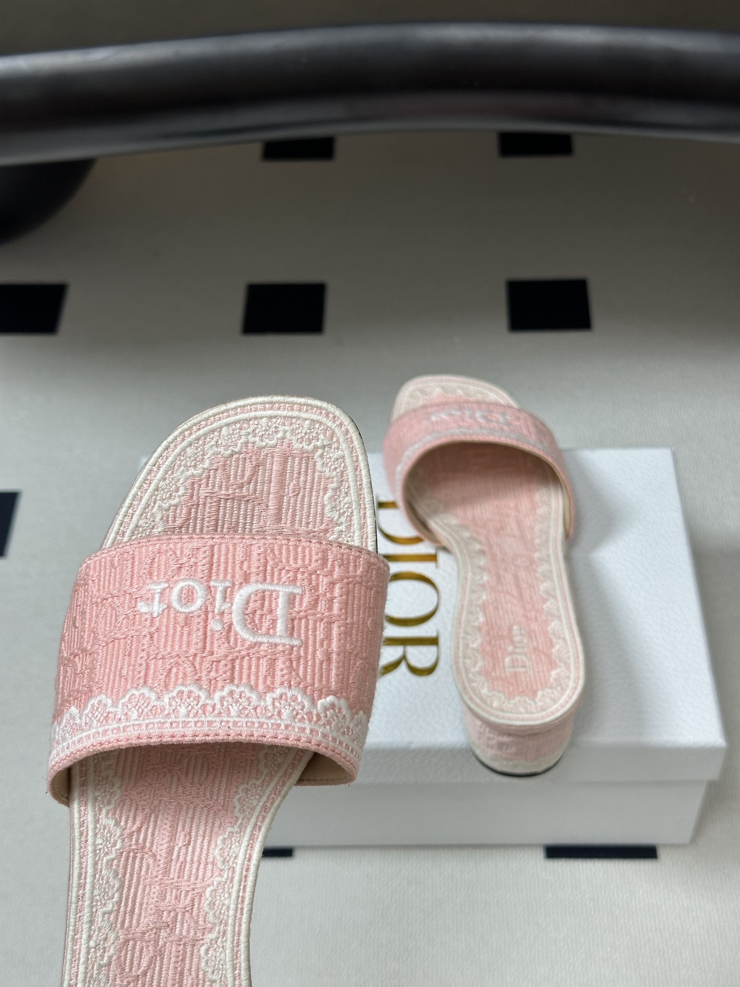 26ss春夏新款Dior 迪奥 Dentelle带跟凉拖 CD字母蕾丝刺绣粗跟凉拖鞋 棉质刺绣面料 经典