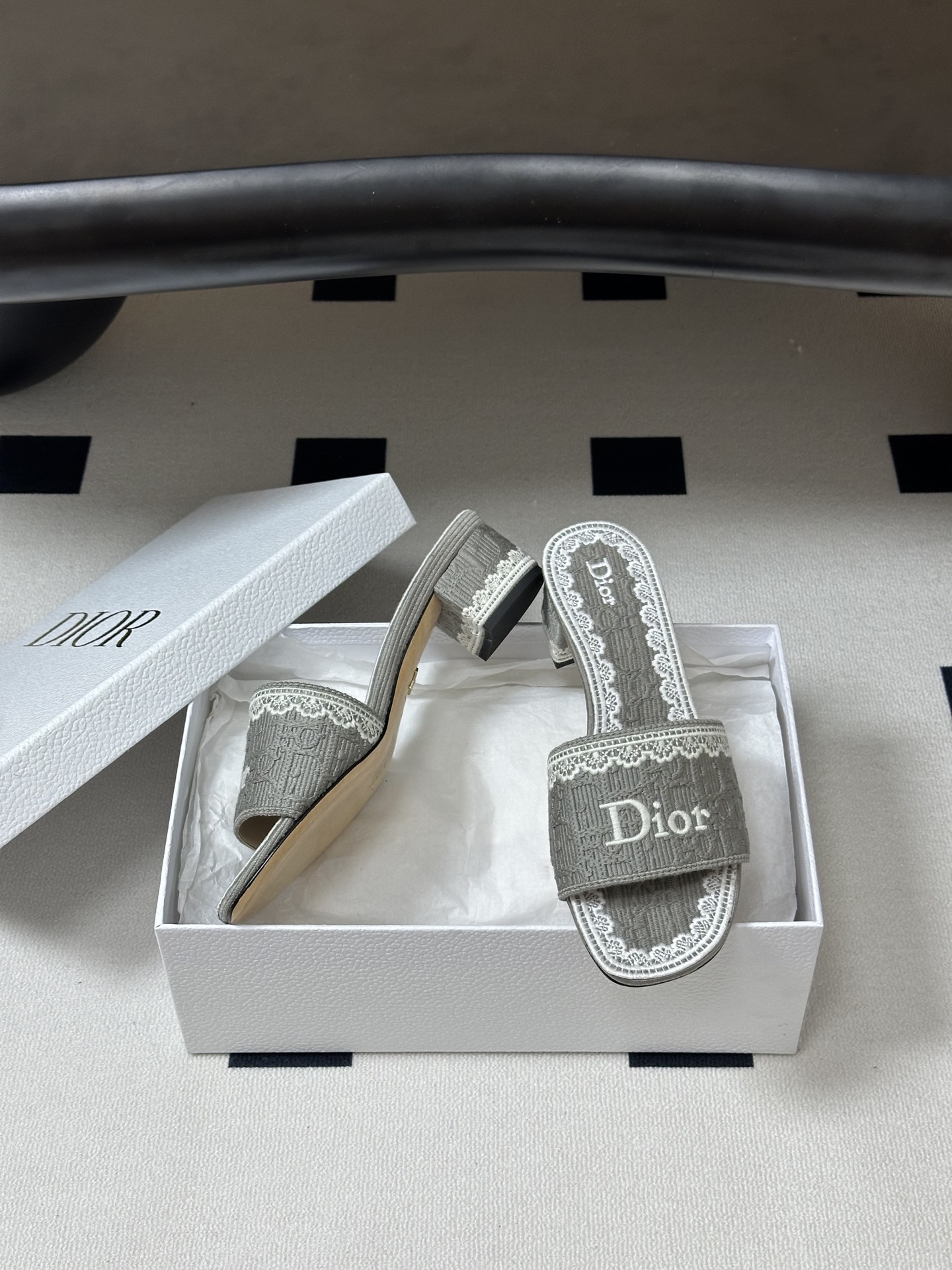 Dior 26ss春夏新款Dior 迪奥 Dentelle带跟凉拖 CD字母蕾丝刺绣粗跟凉拖鞋 棉质刺绣面料 字母立体刺绣拖鞋