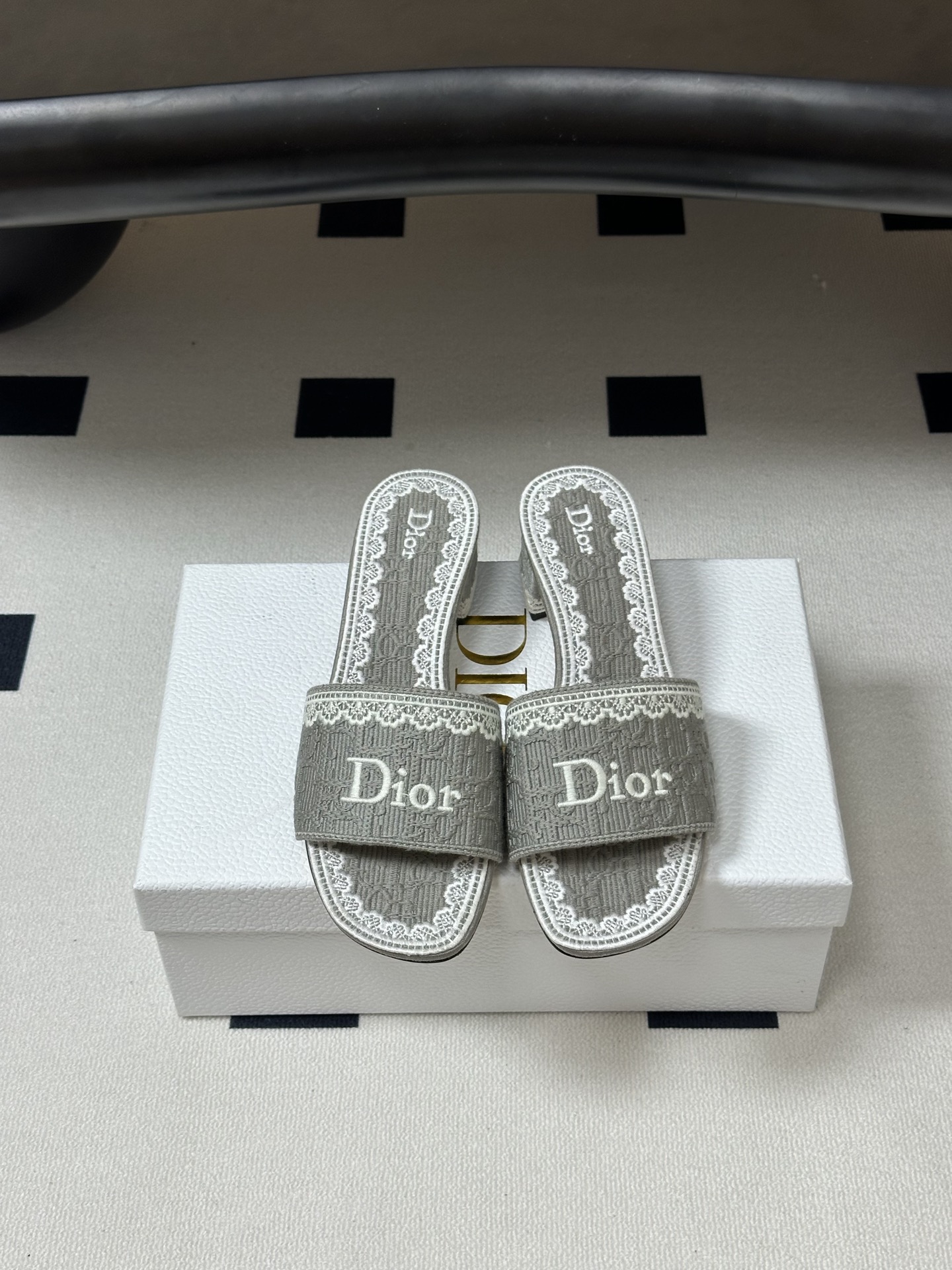 Dior 26ss春夏新款Dior 迪奥 Dentelle带跟凉拖 CD字母蕾丝刺绣粗跟凉拖鞋 棉质刺绣面料 字母立体刺绣拖鞋