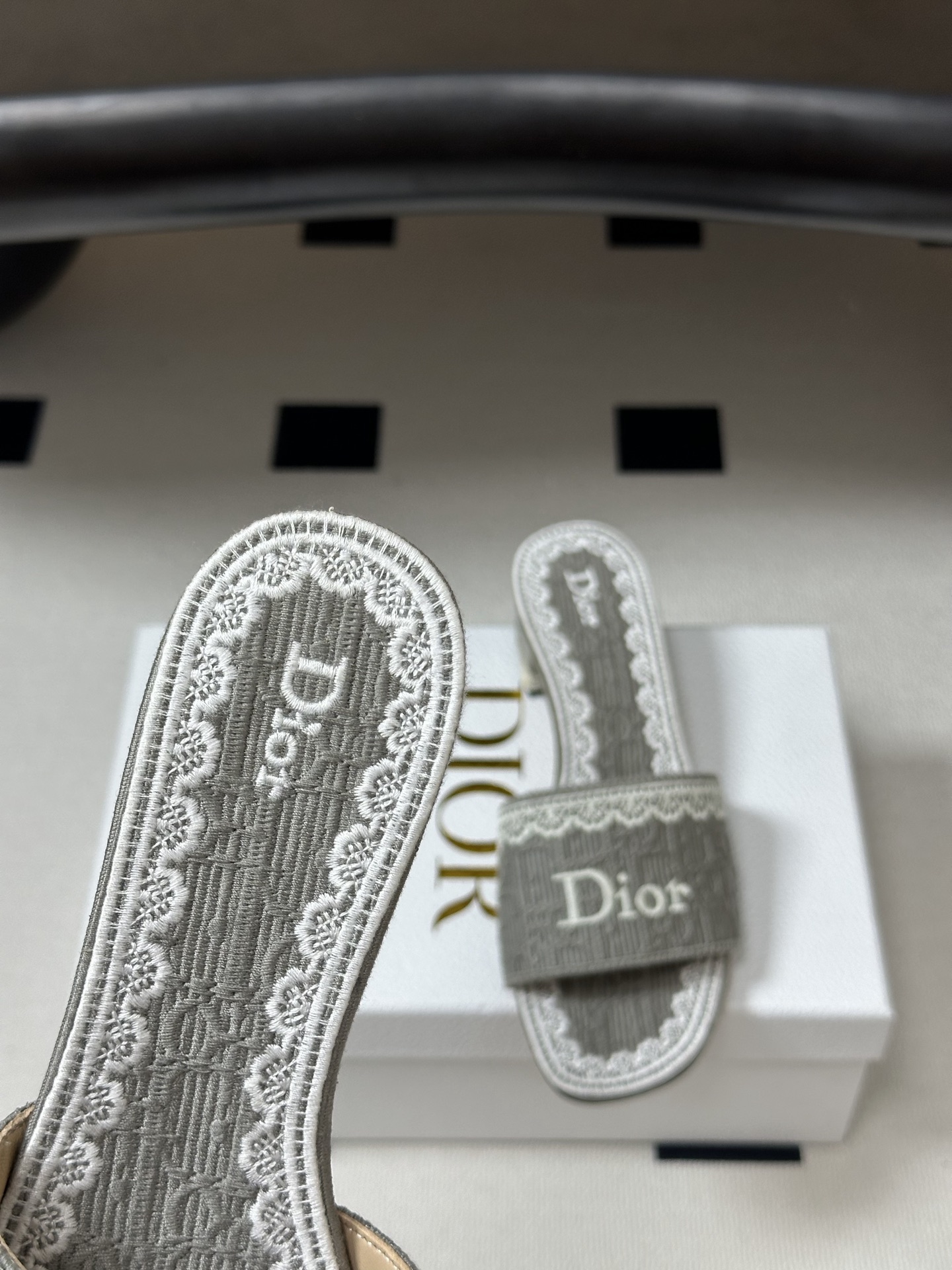 26ss春夏新款Dior 迪奥 Dentelle带跟凉拖 CD字母蕾丝刺绣粗跟凉拖鞋 棉质刺绣面料 经典