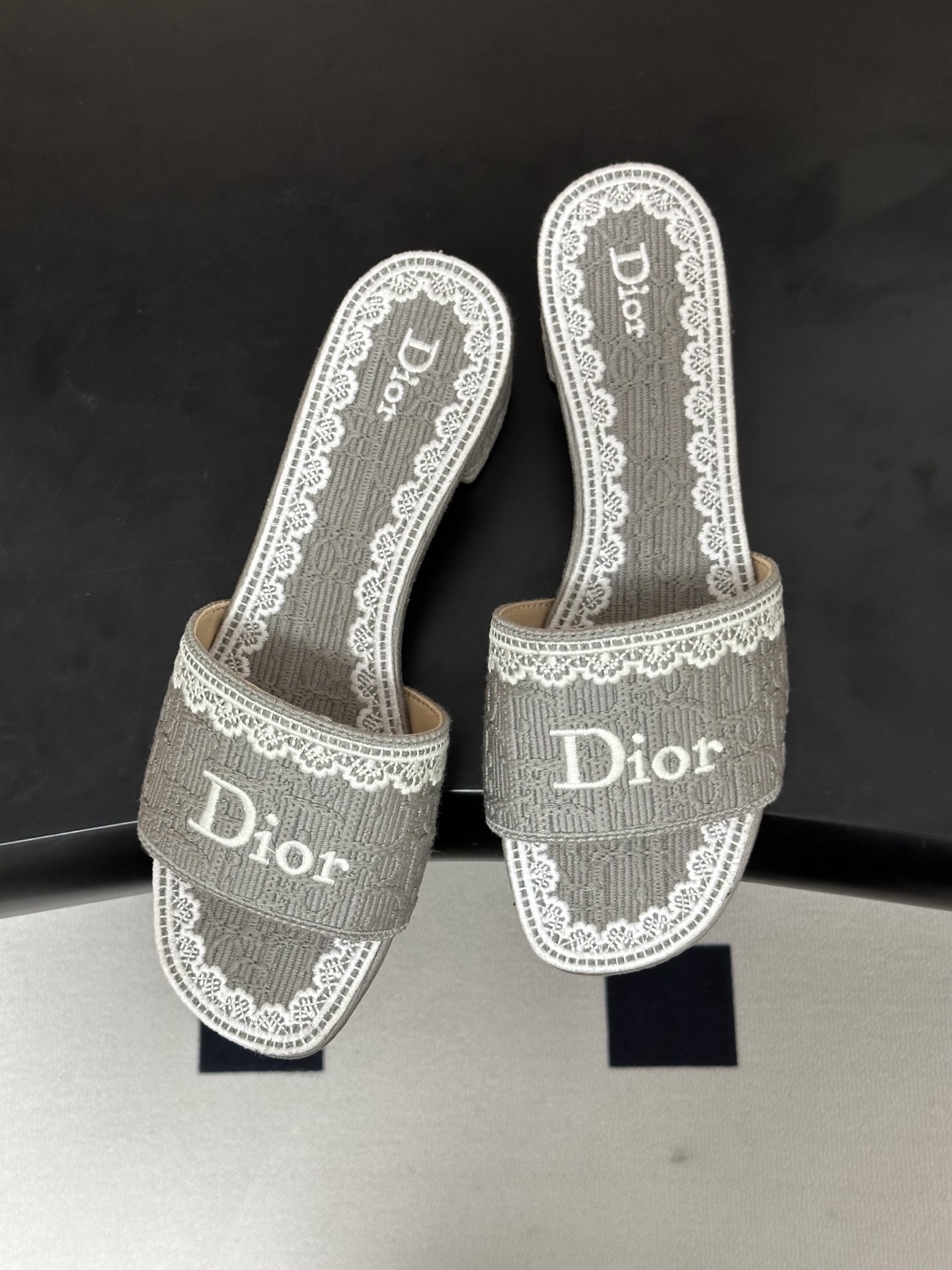 Dior 26ss春夏新款Dior 迪奥 Dentelle带跟凉拖 CD字母蕾丝刺绣粗跟凉拖鞋 棉质刺绣面料 字母立体刺绣拖鞋