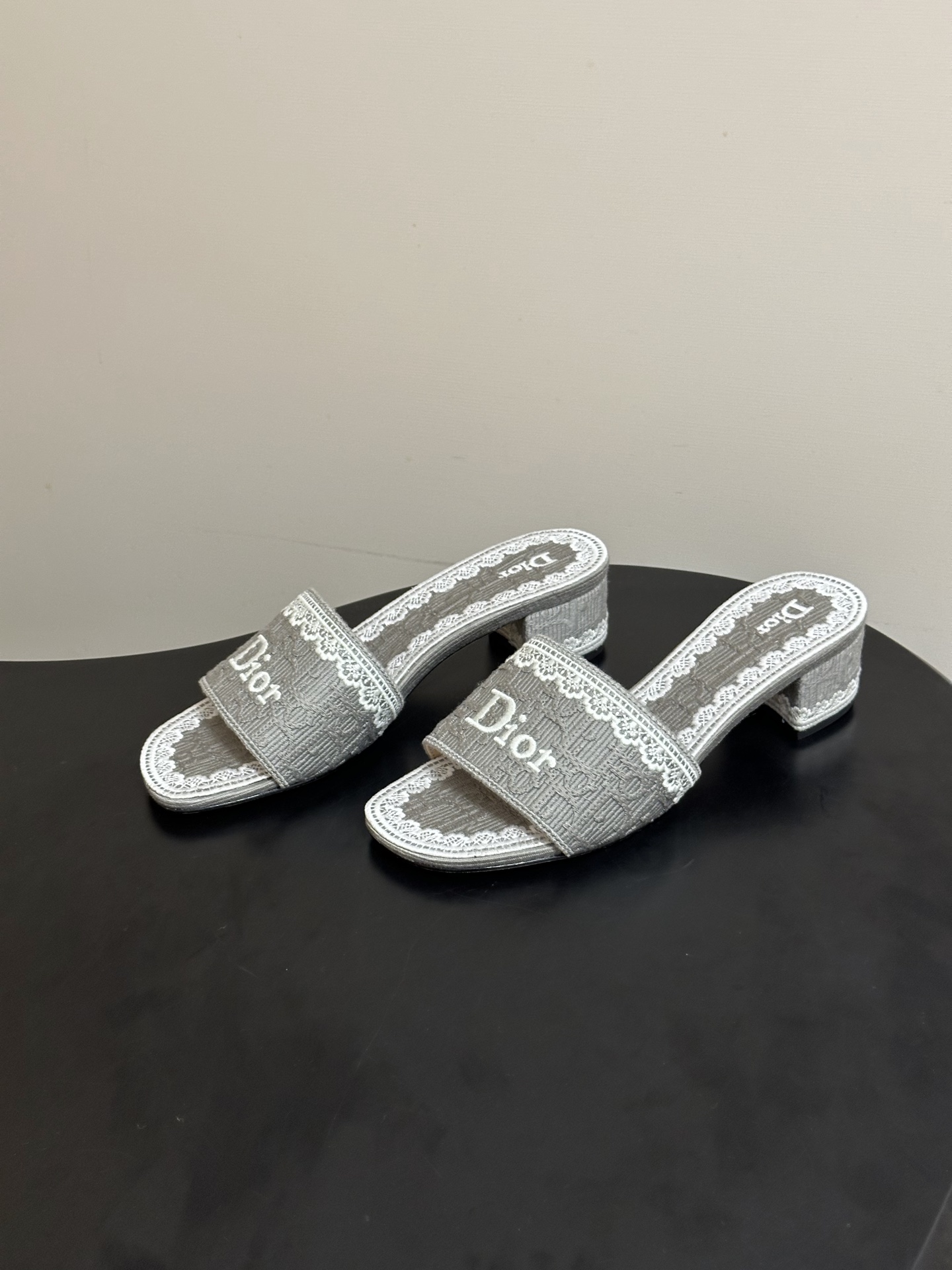 Dior 26ss春夏新款Dior 迪奥 Dentelle带跟凉拖 CD字母蕾丝刺绣粗跟凉拖鞋 棉质刺绣面料 字母立体刺绣拖鞋