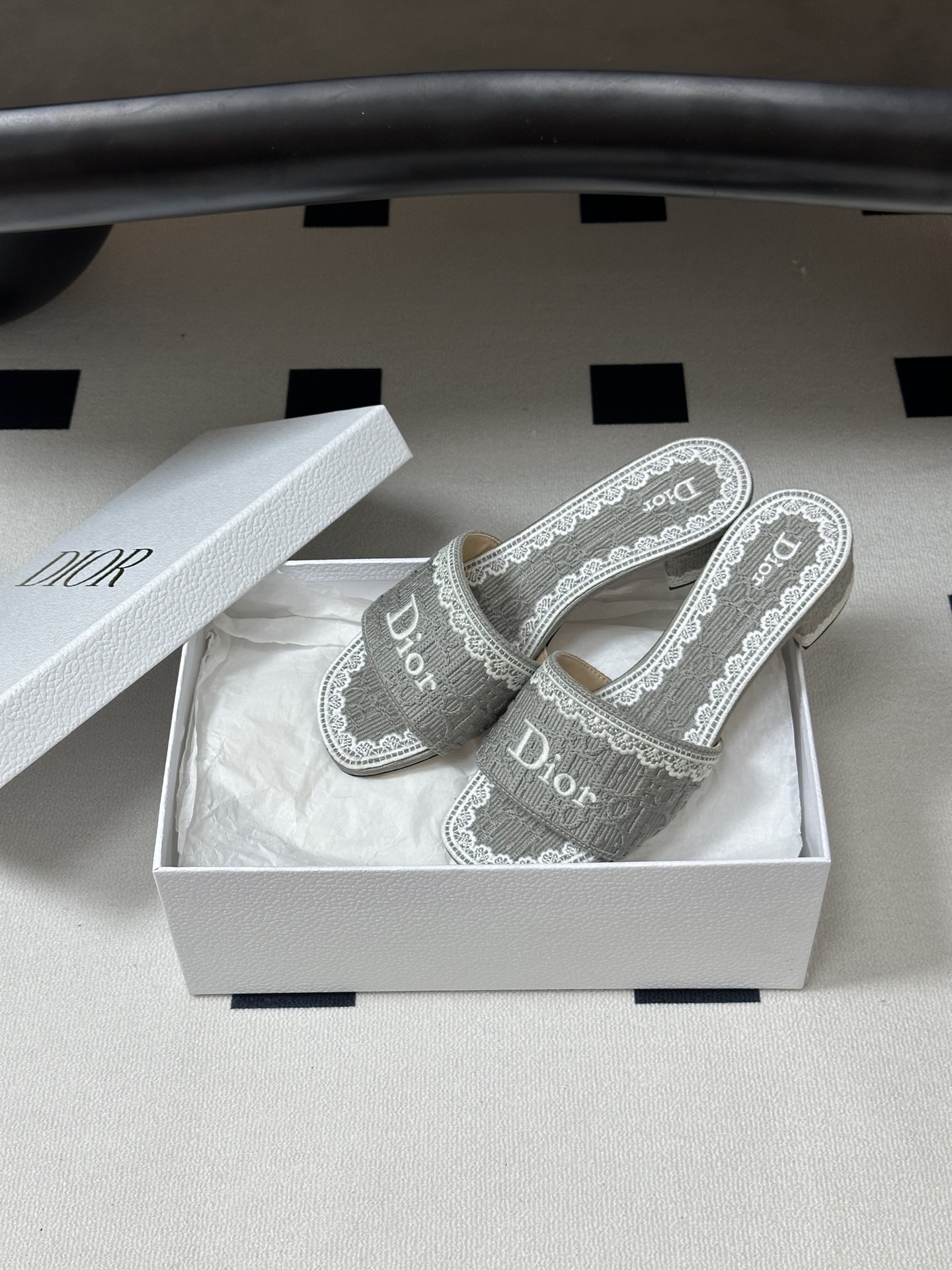 Dior 26ss春夏新款Dior 迪奥 Dentelle带跟凉拖 CD字母蕾丝刺绣粗跟凉拖鞋 棉质刺绣面料 字母立体刺绣拖鞋