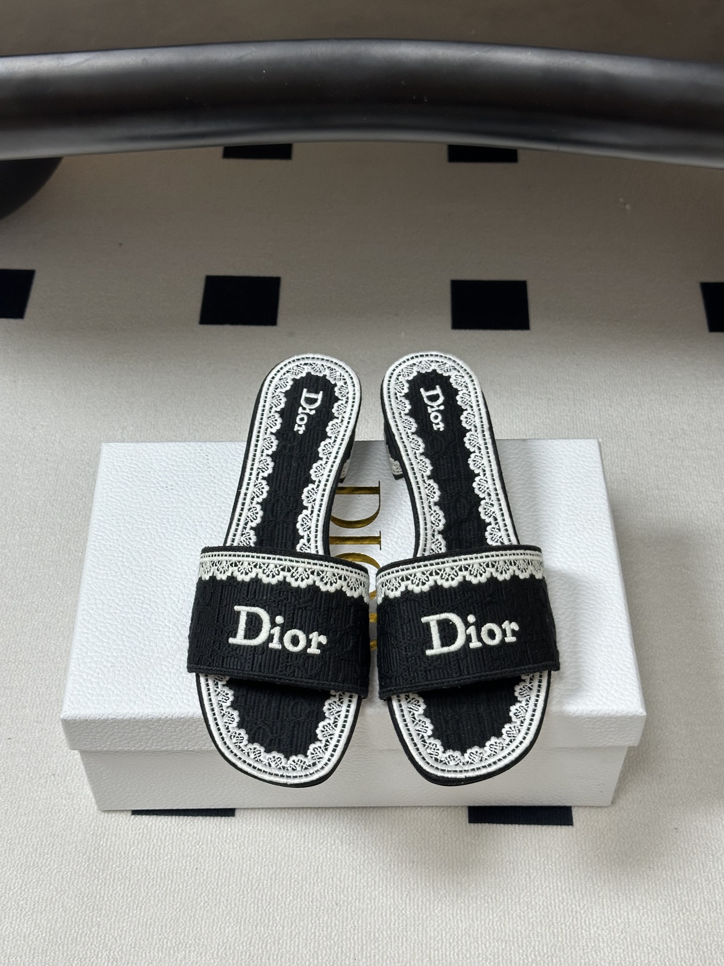 Dior 26ss春夏新款Dior 迪奥 Dentelle带跟凉拖 CD字母蕾丝刺绣粗跟凉拖鞋 棉质刺绣面料 字母立体刺绣拖鞋