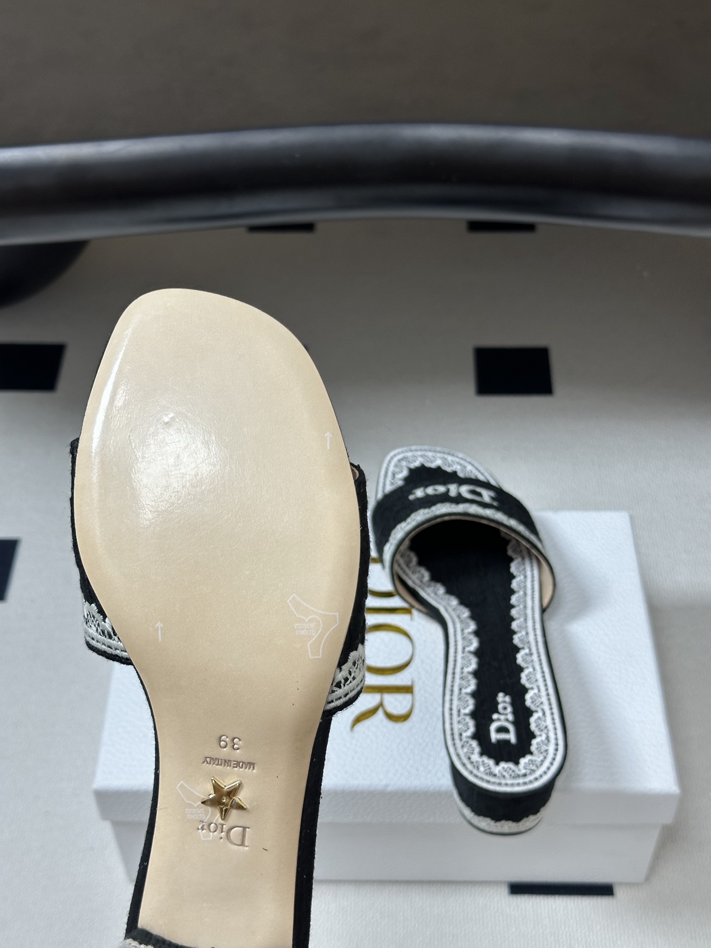 26ss春夏新款Dior 迪奥 Dentelle带跟凉拖 CD字母蕾丝刺绣粗跟凉拖鞋 棉质刺绣面料 经典
