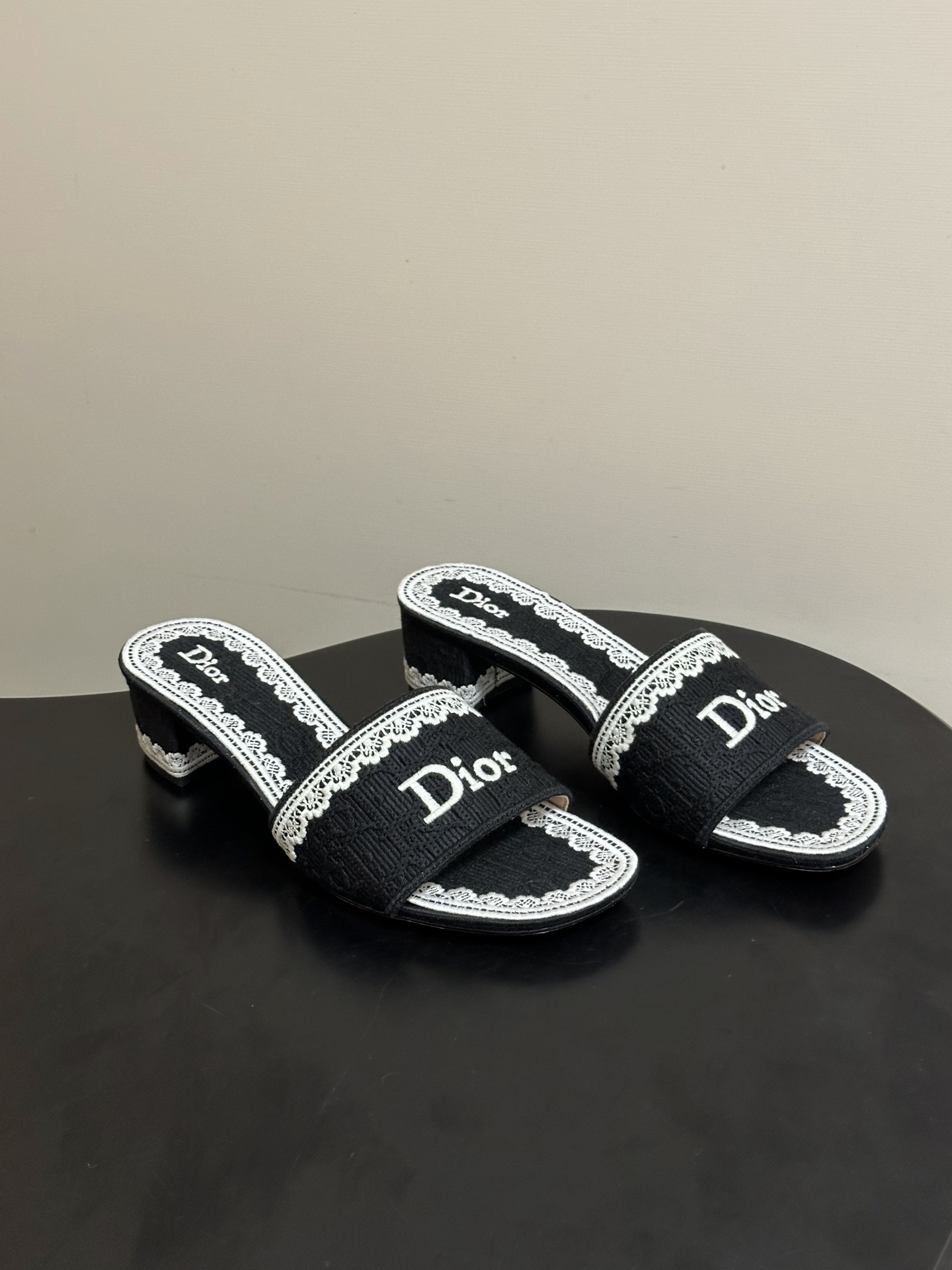 Dior 26ss春夏新款Dior 迪奥 Dentelle带跟凉拖 CD字母蕾丝刺绣粗跟凉拖鞋 棉质刺绣面料 字母立体刺绣拖鞋
