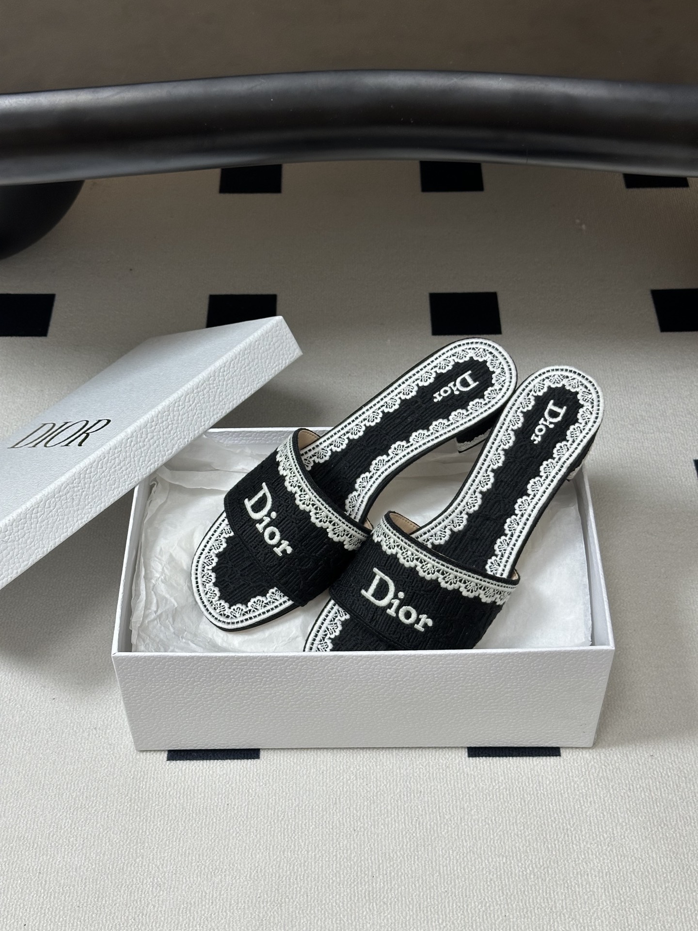 Dior 26ss春夏新款Dior 迪奥 Dentelle带跟凉拖 CD字母蕾丝刺绣粗跟凉拖鞋 棉质刺绣面料 字母立体刺绣拖鞋