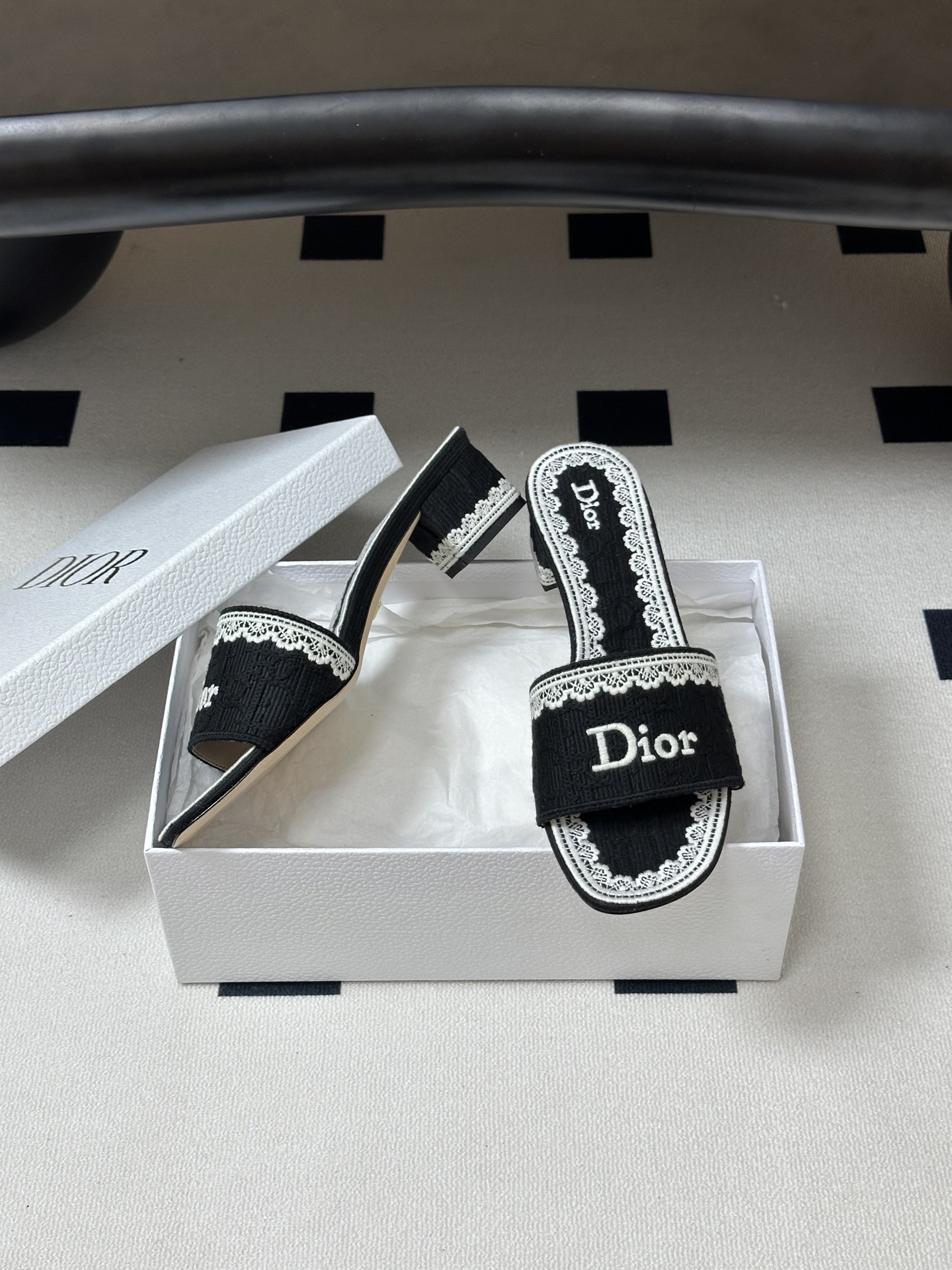Dior 26ss春夏新款Dior 迪奥 Dentelle带跟凉拖 CD字母蕾丝刺绣粗跟凉拖鞋 棉质刺绣面料 字母立体刺绣拖鞋